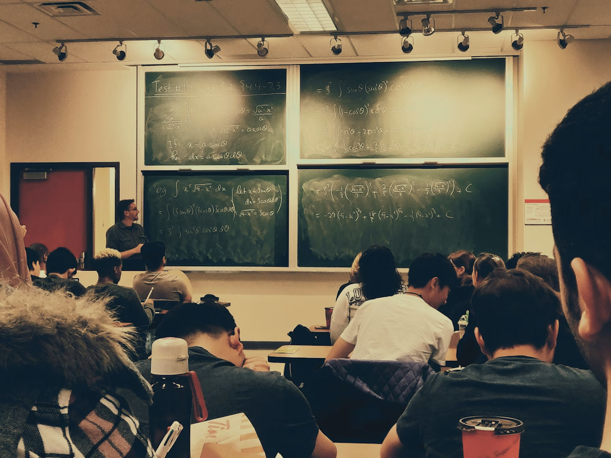 A picture of a lecture in a classroom